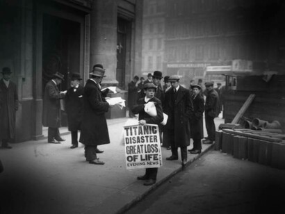 Un ragazzo vende i giornali che annunciano la tragedia