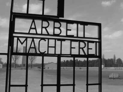 Resiliencia. "El tranajo te hace libre", puerta del campo de concentración de Sachsenhausen
