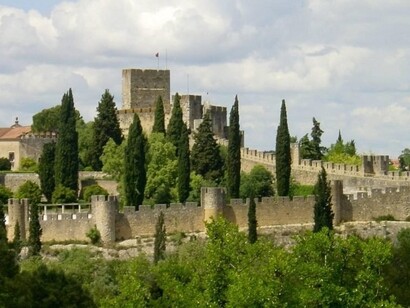 Il Castello di Tomar fu costruito nel 1160 dai Cavalieri Templari sotto il comando del Gran Maestro Gualdim Pais. È situato nella città di Tomar, nella regione centrale del Portogallo