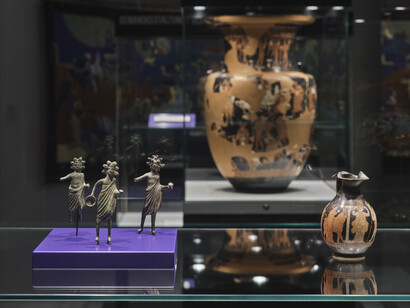 Ready to party! Exhibition view. Courtesy of Museum für Kunst und Gewerbe Hamburg