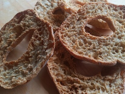 Sono spesso inzuppate in acqua e condite con pomodori freschi, olio d'oliva, basilico e altri ingredienti, creando un pasto sano e leggero