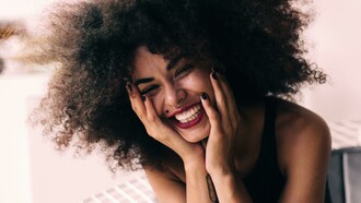 Mulher feliz. De acordo com o lugar comum, o dinheiro não traz felicidade, mas manda comprar, uma brincadeira que alguns acreditam verdadeiramente. O dinheiro pode comprar as necessidades estabelecidas pela mente, como motivações para ser feliz. Isto são estratégias para preencher algum buraco, ou um vazio interno. No entanto, a reflexão que aqui se faz é, se a insatisfação é interna, poderá algo externo suprir?