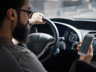 Entre la route et l'écran, un choix risqué