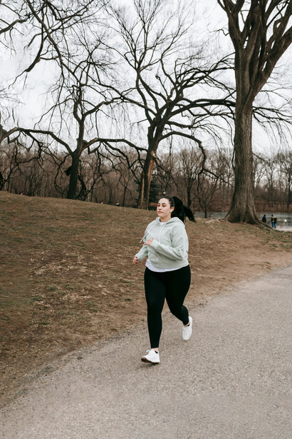 Una mujer haciendo ejercicio. La mejor manera de mantener una rutina de ejercicio es hacer algo que realmente se disfrute