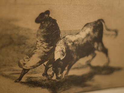 El diestrísimo estudiante de Falces, embozado burla al toro con sus quiebros (Goya)