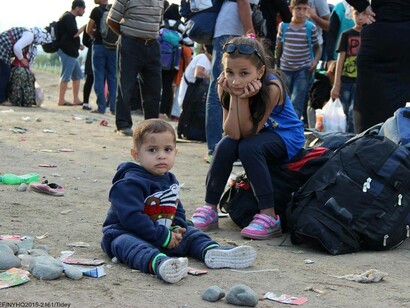 Niños entre un grupo de inmigrantes