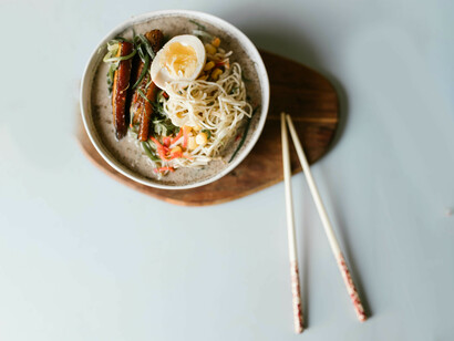 Cibo giapponese. Trovo affascinante che la parte fondamentale che lega il cibo giapponese, in tutte le ere che esso si è formato, sia la grande attenzione che il suo popolo ha attribuito all’artigianalità, che rappresenta per loro un valore da proteggere