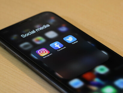 The main social applications easily accessible by phone