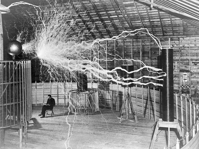 Nikola Tesla,ingénieur et inventeur d’origine serbe © Nikola Tesla By Photographer Dickenson V. AlleyRestored by Lošmi, CC BY-SA 4.0