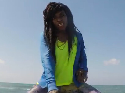 Karima 2G è una delle voci più rilevanti nel panorama musicale italiano contemporaneo per la sua capacità di unire diverse culture e di portare avanti un messaggio di inclusione e consapevolezza sociale. Qui in una scena del videoclip della sua canzone "Refugees"