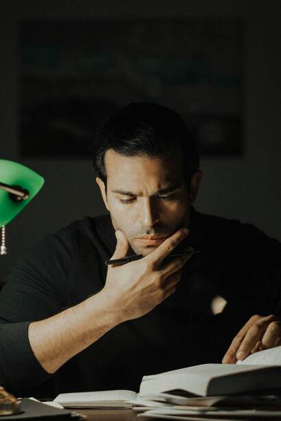 Estudos indicam que preconceitos inconscientes, como associar altura a status ou beleza a perdão, afetam diversas situações sociais