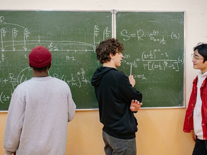 Estudiantes durante una clase. Las universidades deben evolucionar hacia un método de investigación basado en leyes científicas que impulsen la creatividad y la creación de nuevas técnicas