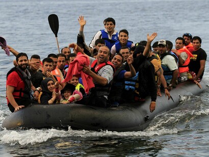 Refugiados sirios atraviesan el Mediterráneo en una lancha