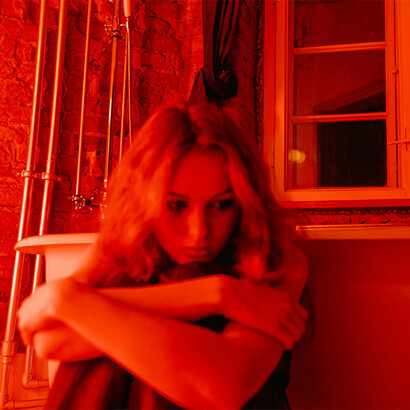 Mulher chorando. As prostitutas tinham que pagar pesados impostos ao estado para praticarem sua profissão usando vestimentas e tatuagens que as identificassem, caso contrário eram severamente punidas