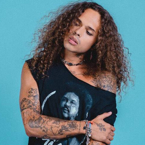 O cantor brasileiro Vitão, que iniciou sua carreira compondo rap, hoje transita entre o cenário pop