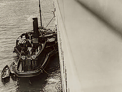 Der Schlepper America liegt neben der Titanic in Queenstown, Irland.