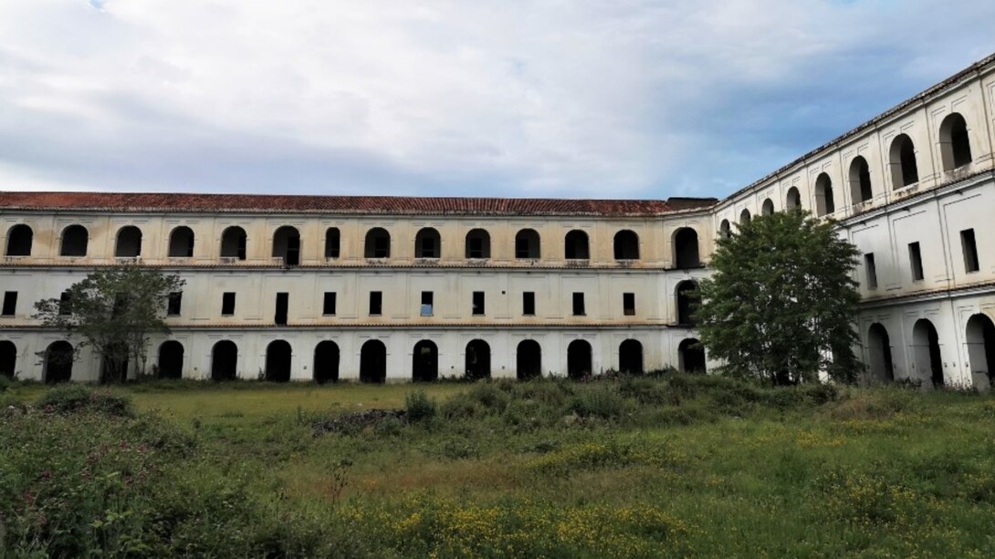 La Caserma Principe Amedeo, ex Cesare Battisti, è un complesso borbonico settecentesco ad opera dell'ingegno di Luigi Vanvitelli e Ferdinando Fuga, Nola (NA)