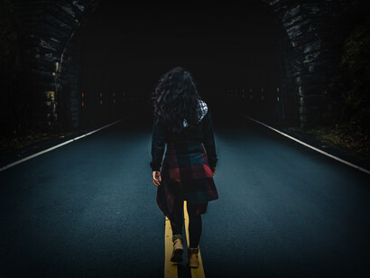 Mujer camina hacia un túnel oscuro en Asheville, Estados Unidos