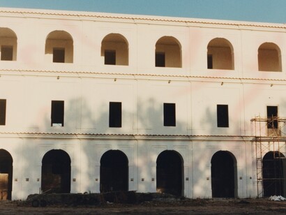 La Caserma Principe Amedeo di Nola, costruita nel Settecento, ha una storia profondamente legata alla comunità locale e agli eventi della Seconda guerra mondiale, in particolare per essere stata teatro della prima strage nazista in Italia dopo l'Armistizio di Cassibile. Immagine presa dal Catalogo Generale dei Beni Culturali, Nola (NA)