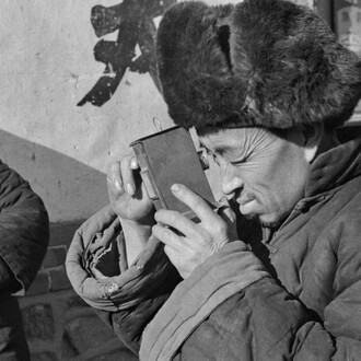 Ella Maillart, Jour de foire à Weichang, dans l'ancienne province de Jehol, découverte de la lanterne magique, 1934, Mandchoukouo © Succession Ella Maillart et Photo Elysée, Lausanne