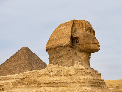 La Gran Esfinge de Guiza es una escultura monumental que se encuentra en la ribera occidental del río Nilo, en la ciudad de Guiza, Egipto