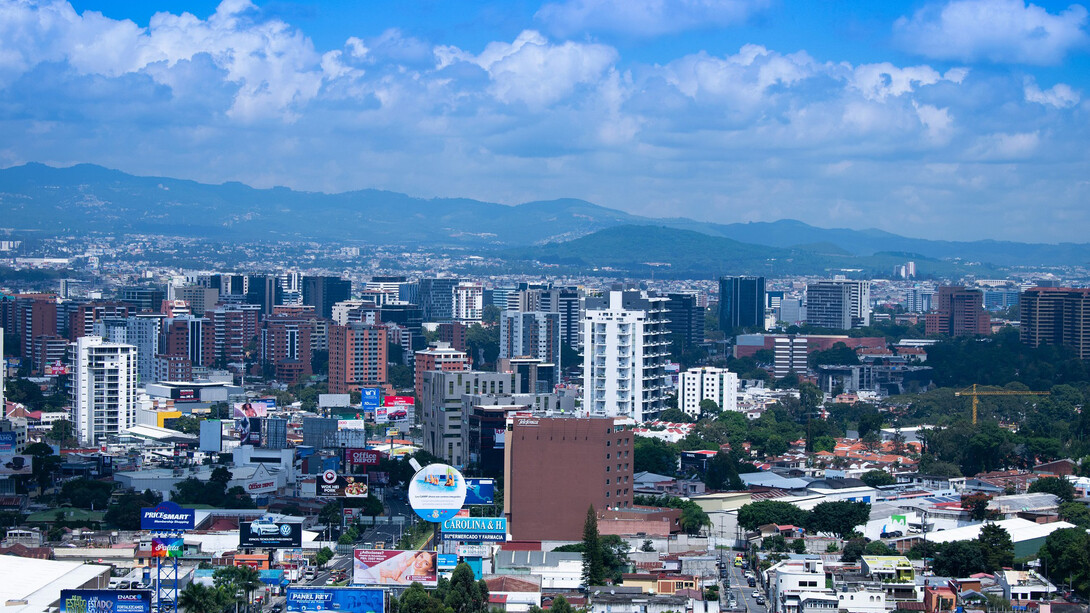 En Guatemala, el sector privado juega un papel fundamental en la generación de empleo y la producción de bienes y servicios
