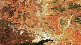 Negli ultimi anni, i rilevamenti attraverso sistemi di localizzazione come immagini satellitari, droni e GPS hanno avuto un ruolo cruciale nell’individuazione di fosse comuni nei conflitti in diverse parti del mondo