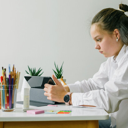 Concentração e longas horas de estudos frente à tela do computador podem levar a sintomas de exaustão física e mental