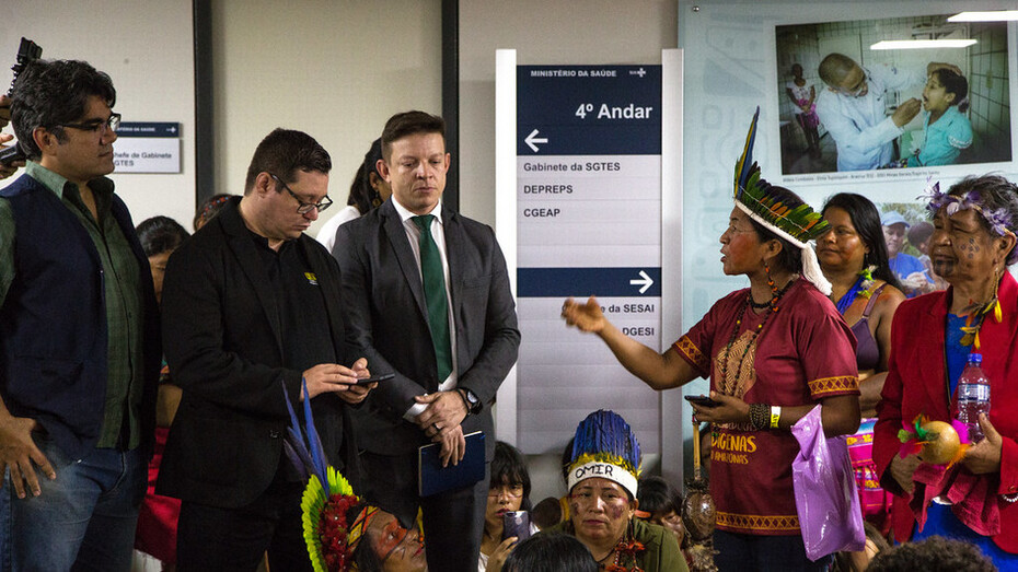 Lídereres dialogam com representante políticos em ato público na Primeira Marcha das Mulheres Indígenas realizada em Brasília, no ano de 2019. Fotografia de Katie Maehler