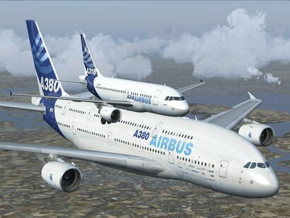 El A-380 junto al A.318, los aviones más grande y más pequeño de la gama Airbus