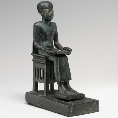 In questa statuetta, Imhotep ha tra le mani un papiro, simbolo del suo ruolo cruciale nella stesura dei primi documenti medici e architettonici. La sua eredità perdura attraverso i secoli, influenzando la cultura egizia e oltre