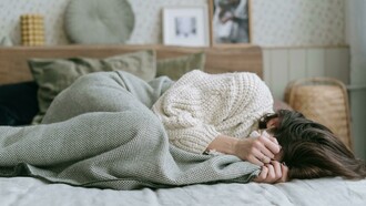 Em contextos de menor renda, a rotina costuma ser determinada pela necessidade imediata de sustento. Muitas mulheres trabalham em empregos informais, em fábricas, na agricultura, no comércio local ou em serviços domésticos. Além da carga horária remunerada, assumem grande parte das tarefas da casa, como cozinhar, limpar e cuidar de crianças e idosos. Relatórios internacionais sobre uso do tempo indicam que, globalmente, as mulheres dedicam cerca de duas vezes mais horas do que os homens às atividades domésticas não remuneradas