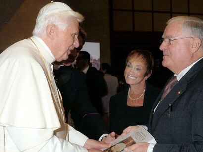 Gary and Meredith Krupp of Wantagh meet with Pope Benedict XVI. Credit: /Courtesy Gary Krupp