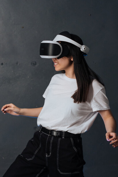 Estudante de tuirsmo usa óculos de realidade virtual para visitar monumentos na Índia