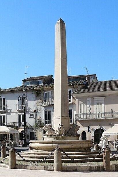 Obelisco in piazza Papiniano, Benevento, Italia