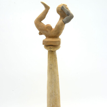 Figura masculina de acróbata en columna.
Taranto, Museo Arqueológico Nacional de Taranto, Italia