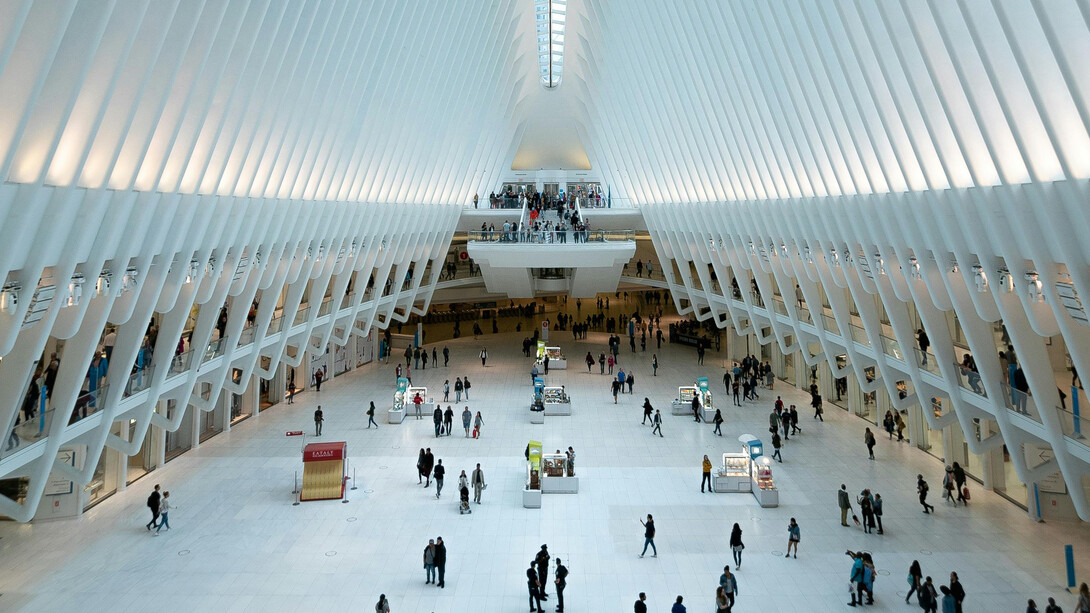 KI wird im Forschungskontext, in industriellen Anwendungen und in der Öffentlichkeit oft mit einer fast ausschließlichen Betonung auf Effizienz und Leistungssteigerung diskutiert. Bild: World Trade Center Station, NewYork, Vereinigte Staaten