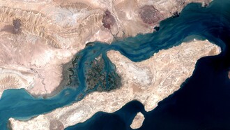 L'isola di Qeshm nello Stretto di Hormuz, in Iran. Questa immagine è il risultato della fusione di due immagini acquisite dal sensore Enhanced Thematic Mapper a bordo del satellite Landsat 7 della NASA