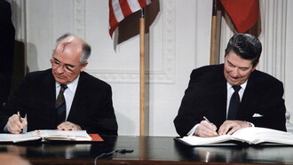 Mijail Gorbachov y Ronald Reagan firman el Tratado de Armas Nucleares Intermedias (en la Casa Blanca, 8 de diciembre de 1987