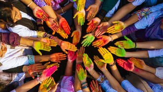 O agente trabalhador do povo pode ser jornalista, antropóloga(o), socióloga(o), padre, freira, historiadora(or), assistente social, pedagoga(o), educadora(or) social, entre outros que atuam na área de humanas e tem como prioridade o amor ao povo. Pois, sem amor ao povo, segundo Clodovis Boff, não é possível um trabalho libertador