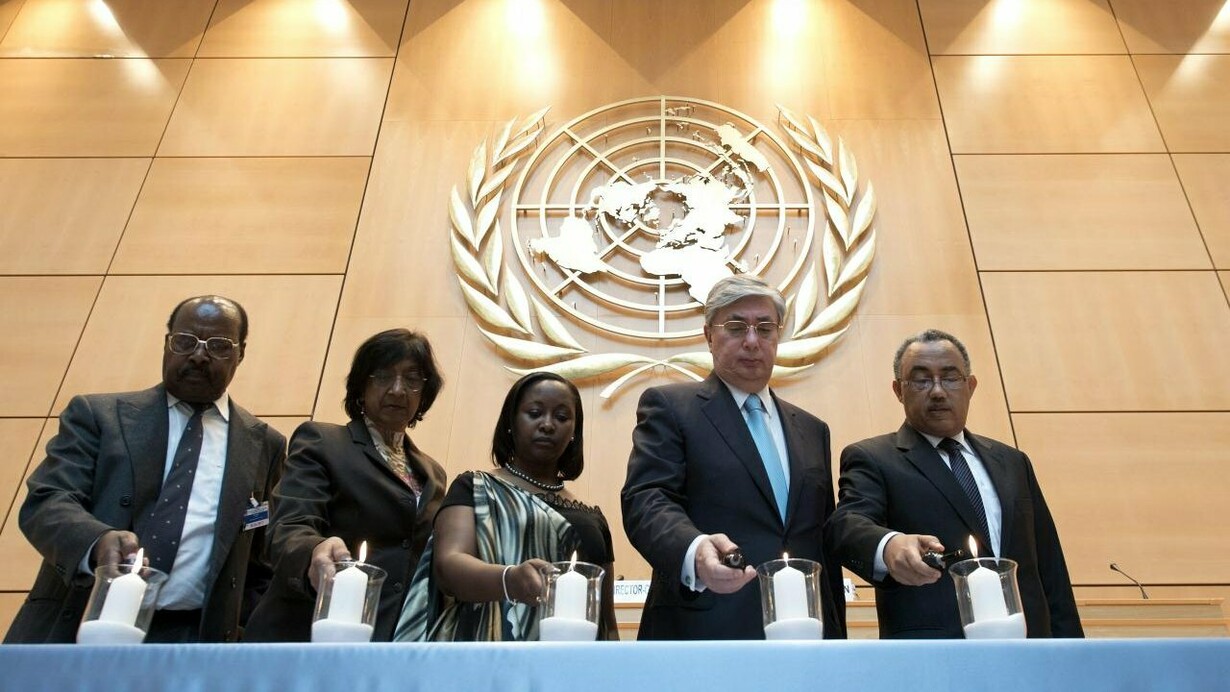 Giornata internazionale di riflessione sul genocidio in Ruanda, 8 aprile 2013
Da sinistra: Michel Gakuba, Presidente dell'associazione dei sopravvissuti al genocidio IBUKA, Navi Pillay Alto Commissario per i diritti umani dell'ONU, Soline Nyirahabimana, Rappresentativa permanente del Ruanda nelle Nazioni Unite, Kassym-Jomart Tokayev direttore generale delle nazioni unite a Ginevra(UNOG ), Minelik Alemu Getahun, rappresentativo permanente della repubbica federale dell'Etiopia