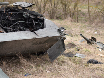 Tanque de canhão despedaçado após conflito entre as nações russas e ucranianas