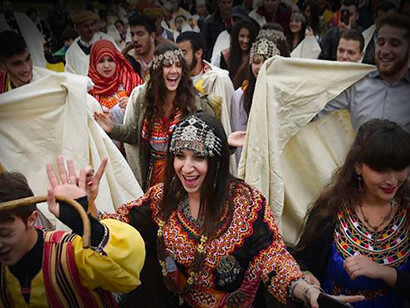 Femmes amazighes. Les acquis des femmes sont fragilisés après la prise de pouvoir par les islamistes, et leur confirmation après l’élection de l’actuel président qui revendique le renforcement du modèle patriarcal, et qui considère l’égalité homme-femme comme non-conforme à la religion