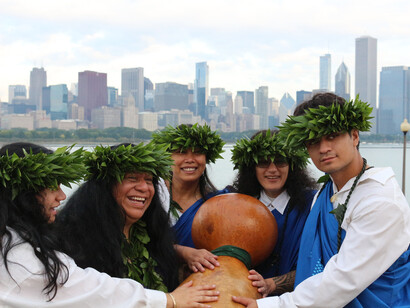 On the city's lakefront to perform a chant to
greet the sunrise, Chicago-based Hula
practitioners gather around an `ipu heke, a
traditional Hawaiian percussion implement
made of two gourds. Courtesy of Field Museum. Photo by Anna Rose I`i-Epstein
