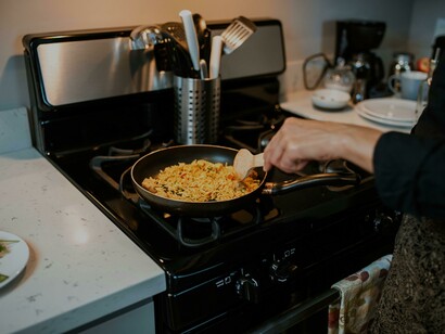 Cozinheira faz arroz
