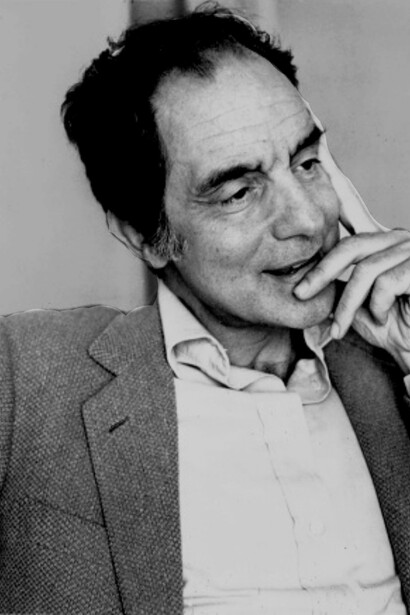 Il labirinto rappresenta la complessità della vita moderna, un intreccio di percorsi incerti che riflette le sfide e le contraddizioni della società contemporanea