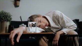 Somos cientes que um mundo menos favorável nos deixa mais cansados, sem amigos, com decisões a tomar e pouca estrutura para amparar essas decisões. Batalhas constantes cansa o guerreiro! Estamos num “Mundo Bani” que em parte se conceitua com sua fragilidade e não linearidade. Isso posto a fragilidade é tamanha que arranjamos jeitos de dizer que está tudo bem, como se isso pudesse se dar cem por cento do tempo de fora para dentro. Amigos virtuais, contatos com gente que nunca esteve perto, a solidariedade com causas distantes fazendo de anteparo o ego que em nossa neurose mais absurda nos salva de uma real apreciação. Somos hoje mais performáticos que dramáticos