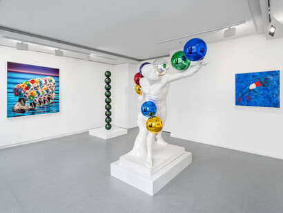 Laurie Simmons, Hank Willis Thomas, Jeff Koons, Sports and beyond, exhibition view. Courtesy of Almine Rech