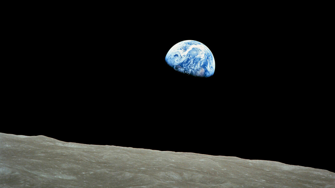 A Terra, em sua imensidão e beleza, nos convida a refletir sobre a transitoriedade da vida humana e a interconexão entre todos os seres vivos. Ao reconhecer nossa responsabilidade ambiental, podemos preservar este planeta incrível para futuras gerações