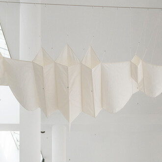 Los pájaros-cometas de Aurèlia Muñoz, vista de exhibición. Cortesía del Museu d’Art Contemporani de Barcelona (MACBA)